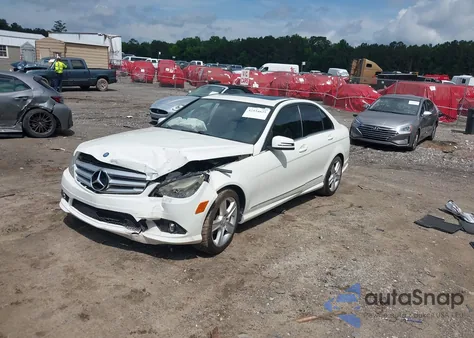 2010 Mercedes-Benz C 300 Luxury/Sport из США, поврежденный, VIN WDDGF5EB4AR099719